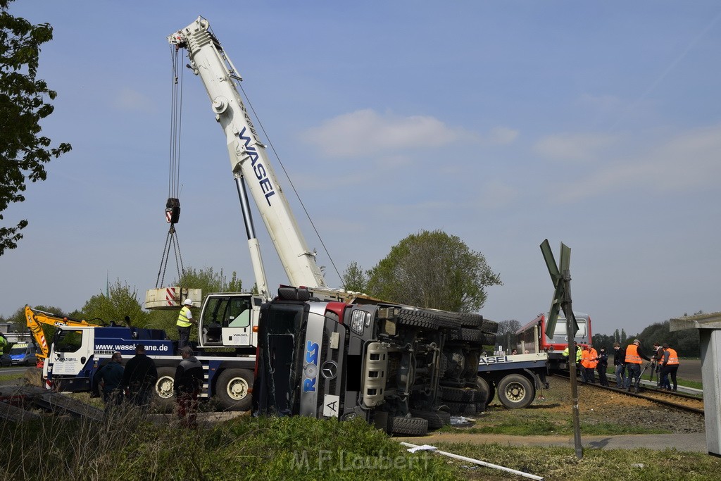 Schwerer VU LKW Zug Bergheim Kenten Koelnerstr P430.JPG - Miklos Laubert